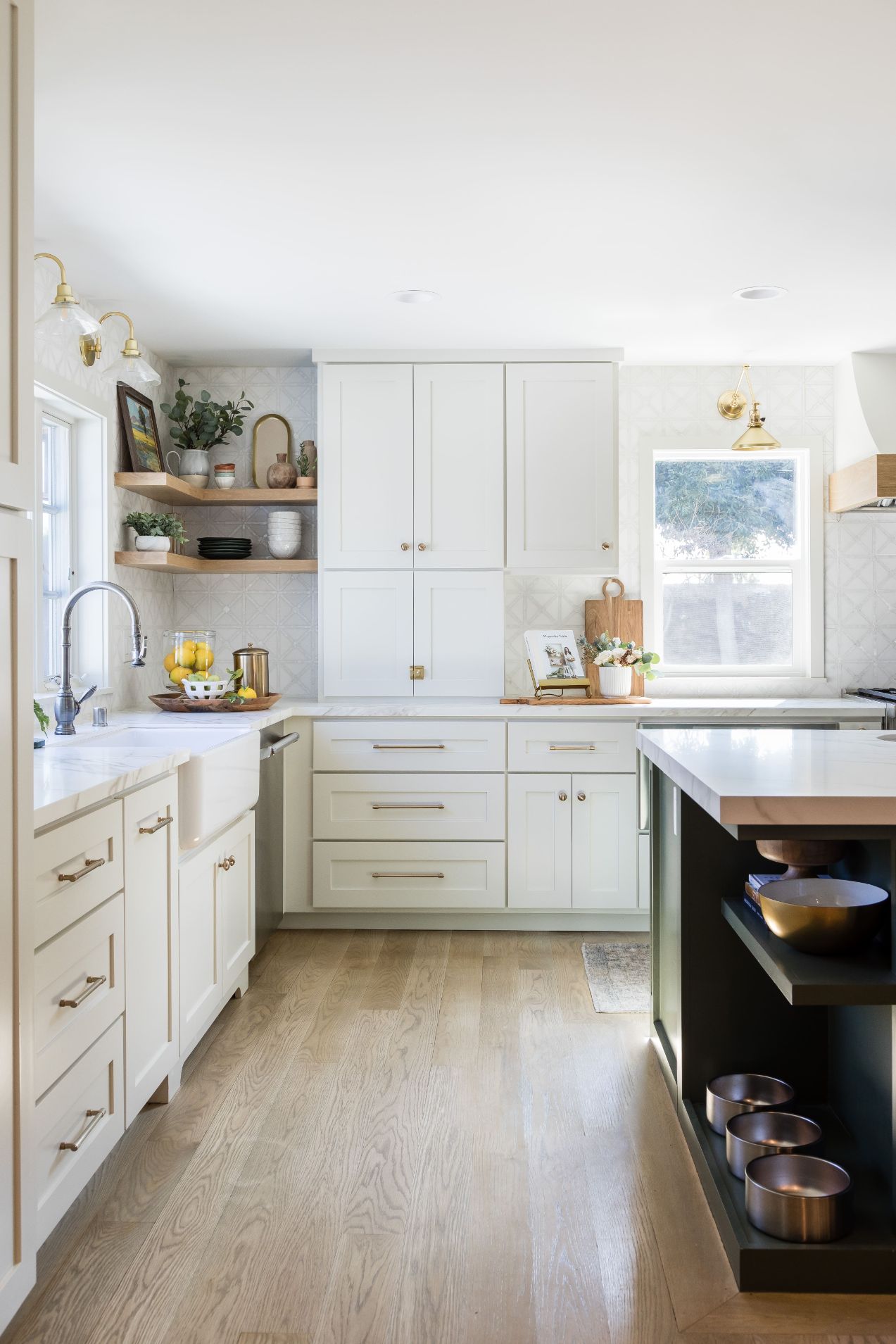 bright modern kitchen cabinet design