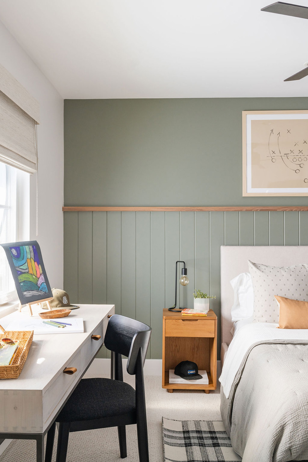 Bedroom design with green accent all and comfy details