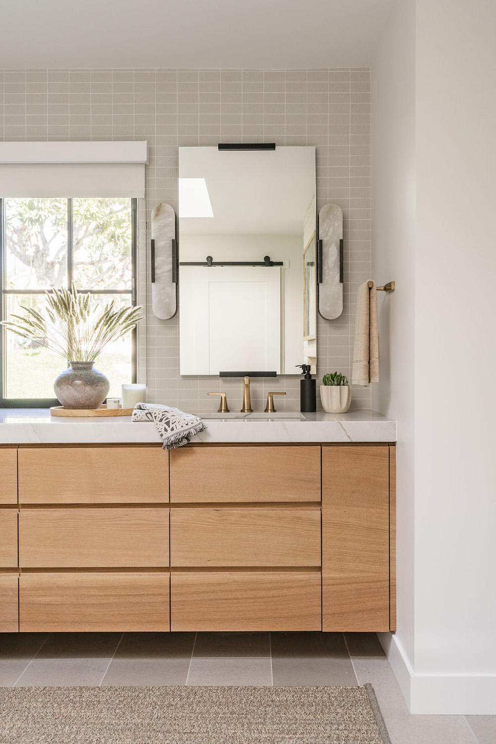 natural looking bathroom design with warm soft colors